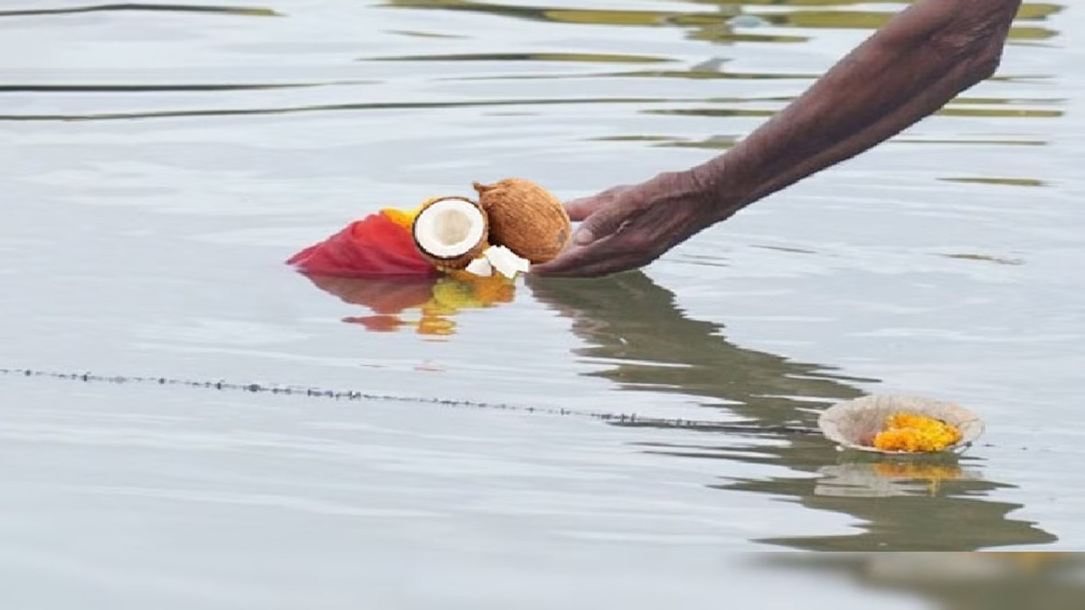 offering coconut in mahakumbh