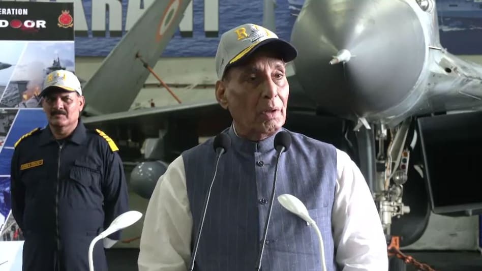 पाकिस्तान बातचीत को लेकर गंभीर है तो सौंप दे हमें हाफिज और मसूद, राजनाथ सिंह  ने खींच दी लकीर - Rajnath Singh to Pakistan Serious on Terrorism Hafiz  Saeed Masood Azhar India