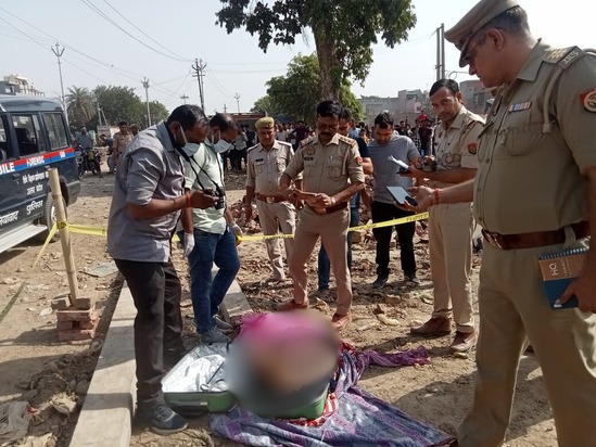 गाजियाबाद, उत्तर प्रदेश: गाजियाबाद के लोनी बॉर्डर थाना क्षेत्र से मंगलवार सुबह एक चौंकाने वाला मामला सामने आया है। बेहटा गांव की नहर किनारे सड़क पर पड़े एक संदिग्ध सूटकेस में एक 26 वर्षीय महिला का शव मिलने से इलाके में सनसनी फैल गई है। स्थानीय लोगों की सतर्कता और तत्काल पुलिस कार्रवाई से यह दिल दहला देने वाला मामला उजागर हुआ। क्या है पूरा मामला? मंगलवार सुबह करीब 7 बजे कुछ लोग बेहटा नहर की सड़क के पास मॉर्निंग वॉक पर थे। इसी दौरान एक चादर में लिपटा हुआ सूटकेस दिखाई दिया। शक होने पर उन्होंने तुरंत पुलिस को सूचना दी। पुलिस मौके पर पहुंची और सूटकेस खोलने पर एक महिला का शव बरामद किया गया। ACP ने दी जानकारी एसीपी अंकुर विहार अजय कुमार सिंह के अनुसार, महिला की उम्र लगभग 26 साल है और वह हिंदू है। ऐसा प्रतीत होता है कि महिला की हत्या कहीं और की गई और शव को ठिकाने लगाने के उद्देश्य से सूटकेस में बंद कर नहर किनारे फेंक दिया गया। आगे की जांच जारी पुलिस ने शव को कब्जे में लेकर पोस्टमार्टम के लिए भेज दिया है और पहचान कराने की कोशिश की जा रही है। हत्या के पीछे की मंशा, संभावित आरोपियों और घटनास्थल से जुड़े सभी एंगल्स पर जांच की जा रही है।