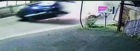 छत्तीसगढ़ में दर्दनाक हादसा: गुटखा थूकने के लिए दरवाज़ा खोलने पर 100 किमी/घंटा रफ्तार से इनोवा पलटी, एक की मौत, दो घायल