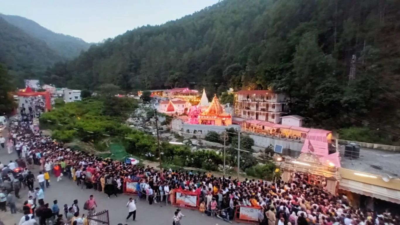 कैंची धाम प्रतिष्ठा दिवस: नैनीताल मार्ग पर श्रद्धालुओं का सैलाब