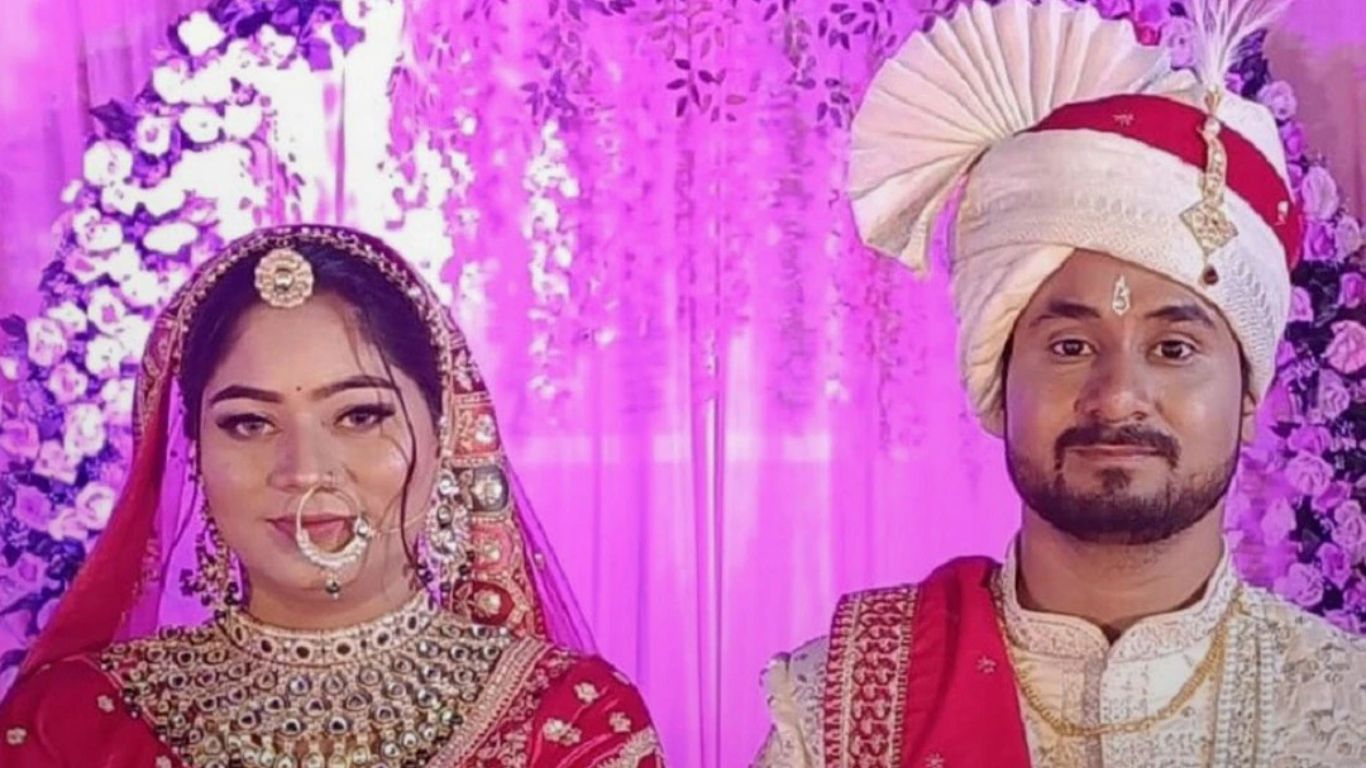 Gazipur: मेघालय की राजधानी शिलॉन्ग में इंदौर के एक सैलानी का शव मिलने का मामला तूल पकड़ता जा रहा है। ये जोड़ा हनीमून मनाने आया था। मृतक की पत्नी पर हत्या की साजिश रचने का आरोप है। सैलानी राजा रघुवंशी और उसकी पत्नी सोनम 23 मई से लापता थे। इससे पहले वे सोहरा में छुट्टियां मना रहे थे। दो जून को राजा का शव एक खाई में मिला, लेकिन उसकी पत्नी का कोई अता-पता नहीं था। मेघालय पुलिस ने सोमवार को बताया कि रात भर चले छापो में मध्य प्रदेश के तीन लोगों को गिरफ्तार किया गया, जबकि मृतक की पत्नी सोनम ने उत्तर प्रदेश में गाजीपुर के नंदगंज पुलिस थाने में आत्मसमर्पण कर दिया। यूपी पुलिस ने एक ढावे से सोनम को हिरासत में लेने का दावा किया। ढाबे के मालिक ने पूरी घटना के बारे में जानकारी दी। सोनम रघुवंशी के परिवार का कहना है कि उसपर लगाए आरोप गलत हैं। उन्होंने मामले की सीबीआई जांच की मांग की। मृतक राजा रघुवंशी की मां को बेटे के खोने का गम भी है और आक्रोश भी। उन्होंने कहा कि अगर सोनम गुनहगार है तो उसे उचित सजा मिलना चाहिए। राजा रघुवंशी की मां ने भी मामले की सीबीआई जांच की मांग की। दोनों परिवारों के पड़ोसी इस घटना से सकते में हैं। उन्होंने बताया कि शादी के दौरान या उसके बाद परिवारों में कोई तनाव नहीं था। दोनों की शादी 11 मई को हुई थी। 20 मई को वे हनीमून मनाने मेघालय चले गए थे। वे किराए के स्कूटर पर 22 मई को मावलखियत गांव पहुंचे। 24 मई को उनका स्कूटर शिलॉन्ग-सोहरा सड़क पर पाया गया। इसके बाद उनकी तलाश शुरू हुई। मेघालय पुलिस ने पूरे मामले की जांच के लिए एक विशेष जांच दल से संपर्क किया है।