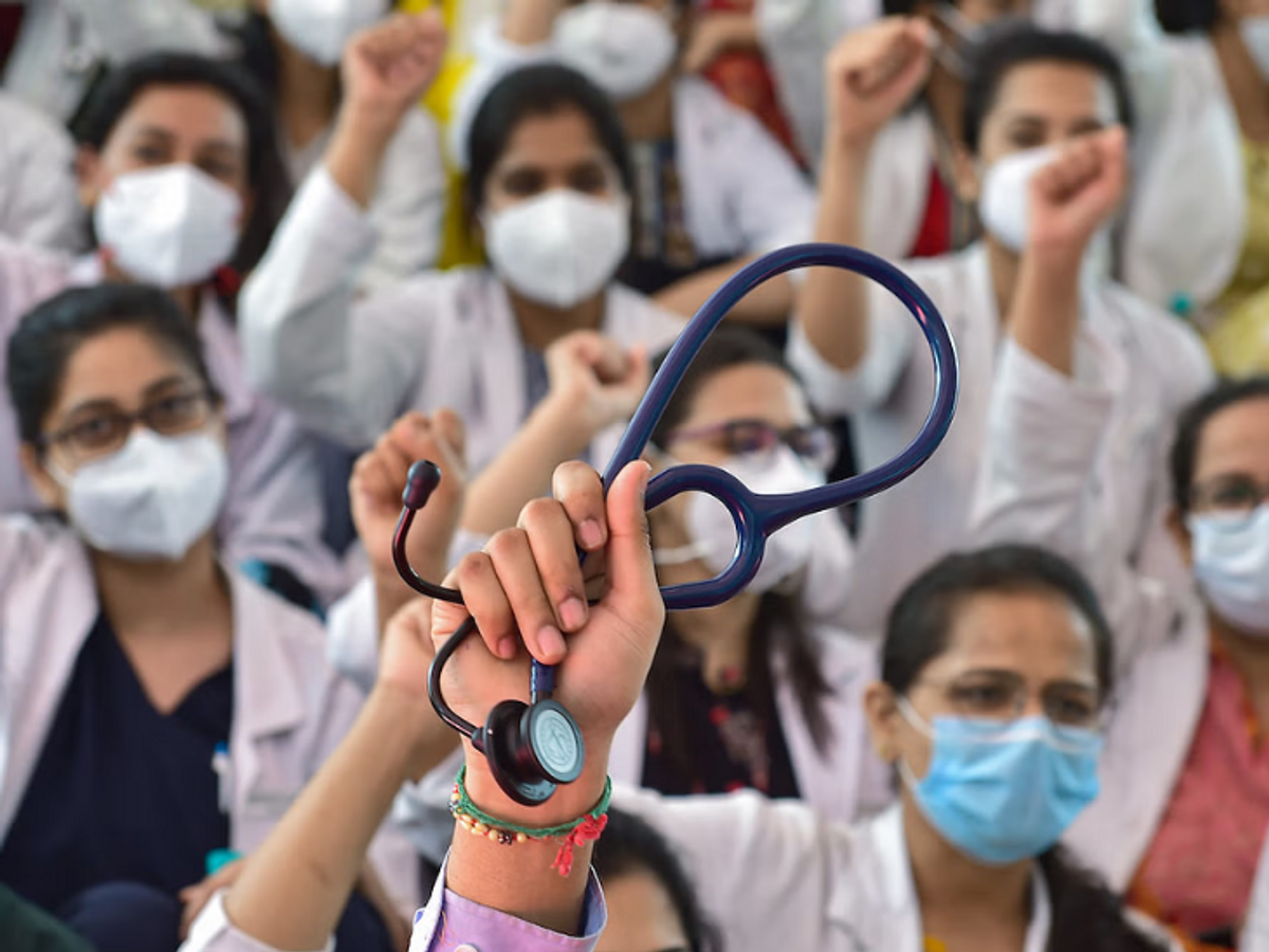 Indian medical students stranded in Iran cry: "Came to become doctors, now just trying to survive"