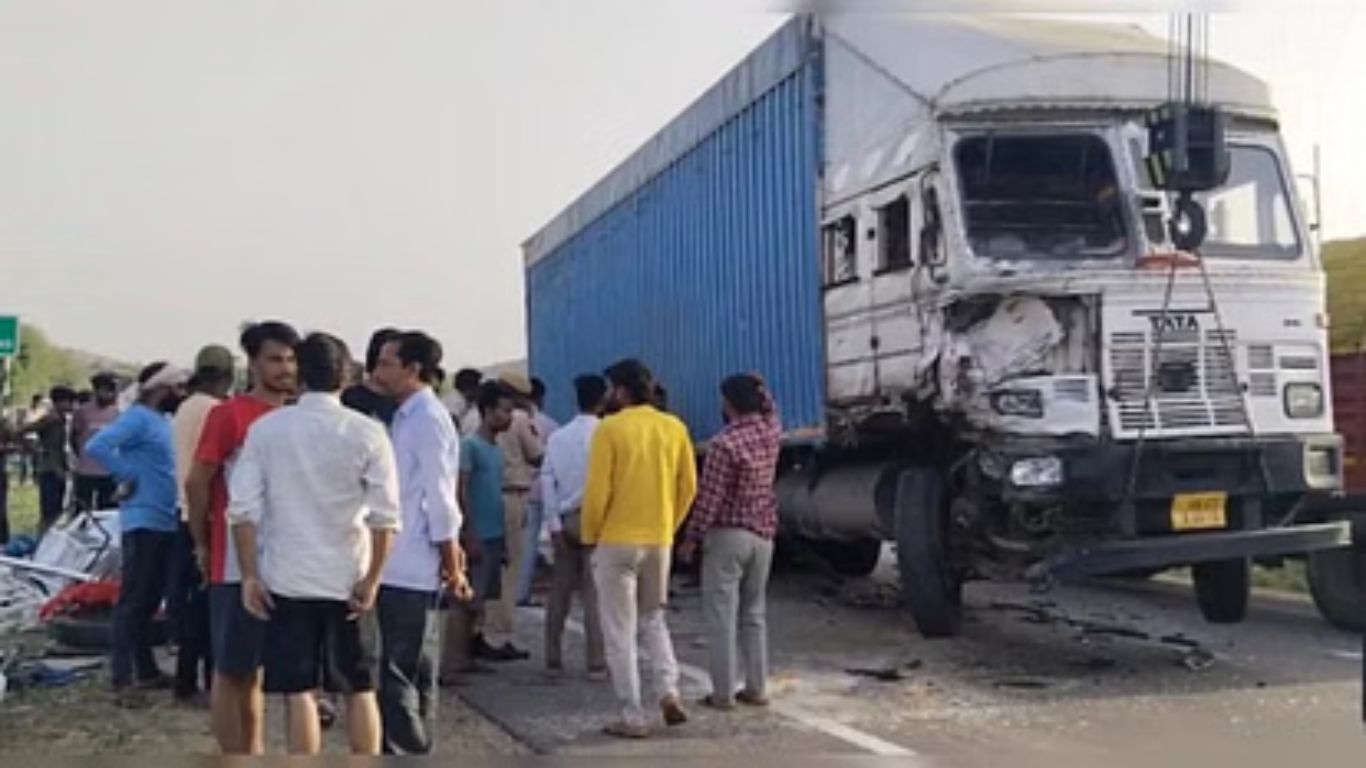 राजस्थान के जयपुर में बुधवार को सुबह हुए भीषण सड़क हादसे में एक महिला सहित पांच लोगों की मौत हो गई और आठ अन्य घायल हो गए। पुलिस ने ये जानकारी दी। मृतकों में नवविवाहित दुल्हन भी शामिल है। रायसर के थानाधिकारी रघुवीर सिंह ने बताया कि यह हादसा सुबह लगभग सवा छह बजे रायसर इलाके में भटकाबास गांव के पास दौसा-मनोहरपुर राजमार्ग पर हुआ जब एक ट्रक और जीप की आमने सामने भिड़ंत हो गई। उन्होंने बताया कि बड़ी जीप में बाराती सवार थे जो मध्य प्रदेश से लौट रहे थे। हादसे में दुल्हन सहित पांच लोगों की मौत हो गई और आठ अन्य घायल हो गए। घायलों को पास के अस्पताल में भर्ती करवाया गया है। पुलिस मामले की जांच कर रही है।