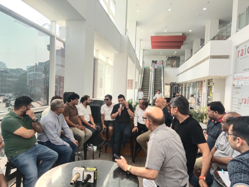 वेव सिल्वर टावर में बिल्डर की मनमानी के खिलाफ गरजे रेजिडेंट्स, वेलफेयर एसोसिएशन ने उठाया कानूनी कदम