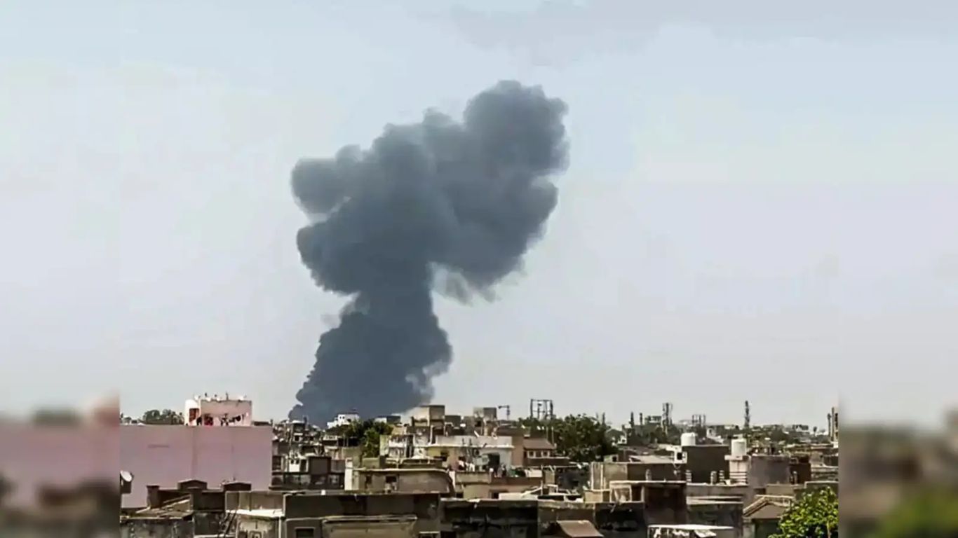 Delhi: विमानन विशेषज्ञों ने कहा कि बोइंग 787-8 विमान हादसे के बारे में कोई अटकलें नहीं लगाई जानी चाहिए। अधिकारियों को पहले जांच पूरी करनी चाहिए। ब्लैक बॉक्स के आंकड़ों से सही जानकारी सामने आएगी। एअर इंडिया के विमान ने अहमदाबाद से उड़ा भरी थी और इसके कुछ देर बार ही दुर्घटनाग्रस्त हो गया। एयर इंडिया के पूर्व कार्यकारी निदेशक और विमानन विशेषज्ञ जीतेंद्र भार्गव ने कहा, "हर बार या जब भी कोई दुर्घटना होती है, तो स्थायी संचालन प्रक्रियाएं लागू होती हैं और इस मामले में भी यही हुआ। अब एयर इंडिया, ड्रीमलाइनर विमान के निर्माता बोइंग और नियामक एजेंसी डीजीसीए हर पहलू पर गौर करेंगे। जैसे कि क्या हुआ? कैसे हुआ? हमारे पास निश्चित रूप से दृश्य हैं क्योंकि ये दिन के समय हुआ था, विजिबिलिटी भी बहुत अच्छी थी। कोई भी इसे देख सकता है, हां दुर्घटना हुई थी, लेकिन यह क्यों हुई, इसकी पूरी जांच की जरूरत है।" विमानन विशेषज्ञ सरोश दमानिया ने कहा कि प्लेन के ब्लैक बॉक्स से दुर्घटना का कारण पता चलेगा और इसमें अटकलों का कोई कारण नहीं है। उन्होंने कहा, "जहां तक फ्लैप और इंजन का सवाल है, जब तक हमें सही जांच रिपोर्ट नहीं मिल जाती, हम इस पर ज़्यादा अटकलें नहीं लगा सकते। हमने ब्लैक बॉक्स बरामद कर लिया गया है, ब्लैक बॉक्स डेटा से हमें पता चल जाएगा कि क्या गड़बड़ हुई। क्योंकि ये एक बोइंग 787 विमान है, ये बोइंग का आधुनिक युग का लेटेस्ट विमान है, इसलिए इसमें पायलट इनपुट और विमान के अलावा बहुत सारे सेंसर, बहुत सारी मशीनरी है। तकनीकी रूप से और फ्लैप नियंत्रण, इंजन नियंत्रण के संदर्भ में बहुत सी चीजें गलत हो सकती थीं। इसलिए हमें ब्लैक बॉक्स की जांच रिपोर्ट का इंतजार करना होगा, उससे प्राप्त आंकड़ों से पता चलेगा कि वास्तव में क्या हुआ था और हादसे की असली वजह क्या थी।" विमान के ब्लैक बॉक्स - फ्लाइट डेटा रिकॉर्डर और कॉकपिट वॉयस रिकॉर्डर - की भी खोज जारी है, ताकि ये समझा जा सके कि अहमदाबाद एयरपोर्ट से उड़ान भरते के तुरंद बाद क्या हुआ था। 12 साल पुराना बोइंग 787-8 विमान 230 यात्रियों और 12 चालक दल के सदस्यों को लेकर दोपहर एक बजकर 38 मिनट पर अहमदाबाद से लंदन के लिए रवाना हुआ था। प्लेन रवाना होने के चंद मिनट बाद की क्रैश हो गया। एअर इंडिया ने कहा कि वो मृतकों के परिवारों के प्रति अपनी गहरी संवेदना व्यक्त करता है। एयरलाइन इस घटना की जांच कर रहे अधिकारियों को अपना पूरा सहयोग दे रही है।