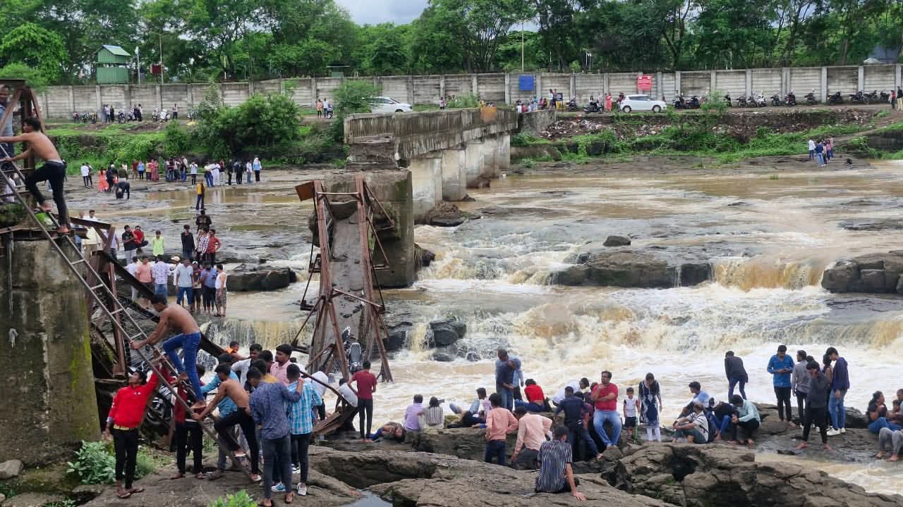 पुणे पुल हादसा: प्रशासनिक लापरवाही या टल सकती थी यह त्रासदी?