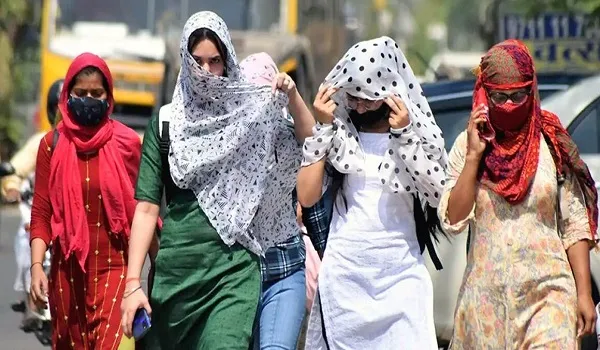 Rajasthan: राजस्थान इन दिनों भीषण गर्मी की चपेट में है। राज्य के ज्यादातर इलाकों में गर्म हवाएं चल रही है। पिछले दो दिन से मौसम पूरी तरह से शुष्क है, पारा भी काफी तेजी से बढ़ रहा है। रविवार को श्रीगंगानगर में सबसे ज्यादा 47.4 डिग्री सेल्सियस तापमान दर्ज किया गया। वहीं, दूसरे जिलों में पारा 45 डिग्री तक पहुंच गया। इस बीच, हालात को देखते हुए जयपुर मौसम विज्ञान केंद्र ने अगले तीन-चार दिन के लिए राज्य में रेड ओर ऑरेंज अलर्ट जारी किया है। जोधपुर और बीकानेर में भी बेतहाशा गर्मी पड़ रही है। रविवार को बीकानेर में अधिकतम तापमान 46.0 डिग्री दर्ज किया गया, जबकि बाड़मेर, चूरू, फलौदी, जैसलमेर और कोटा में पारा 45 डिग्री से ऊपर रहा। मौजूदा हालात को देखते हुए मौसम विभाग ने लोगों को सतर्क रहने को कहा है। मौसम विभाग का कहना है कि अगले हफ्ते राज्य के ज्यादातर हिस्सों में मौसम शुष्क रहेगा। उत्तर-पश्चिमी राजस्थान के बीकानेर संभाग में 11 जून तक पारा 45 से 47 डिग्री के बीच रहने की उम्मीद है। आठ से 10 जून के बीच बीकानेर संभाग और आसपास के इलाकों में 30-40 किलोमीटर प्रति घंटे की रफ्तार से तेज धूल भरी हवाएं चल सकती हैं।