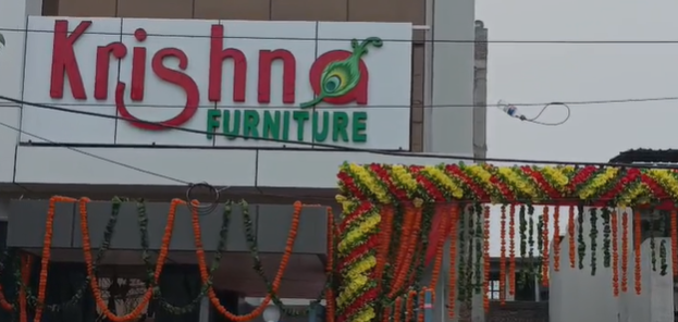 हरे कृष्णा फर्नीचर ने गुड़गांव, दिल्ली और फरीदाबाद में सफलता की ऊँचाइयों को छूने के बाद अब नोएडा में भी अपने नए भव्य शोरूम का उद्घाटन कर दिया है। इस अवसर पर कंपनी के संचालक महेश गोयल और अनिल गोयल अपने पूरे परिवार और सैकड़ों सम्मानित अतिथियों के साथ मौजूद रहे। इस भव्य शोरूम का उद्घाटन नोएडा के सेक्टर-10, प्लॉट नंबर A-2 पर किया गया, जो अब एनसीआर के निवासियों के लिए एक प्रमुख फर्नीचर डेस्टिनेशन बन गया है। कार्यक्रम की विशेष बात यह रही कि इस्कॉन मंदिर गुरुग्राम और इस्कॉन नोएडा की पूरी टीम ने समारोह में भाग लिया और भगवान श्रीकृष्ण के भक्ति गीतों और कीर्तन से वातावरण को आध्यात्मिक बना दिया। इस्कॉन के श्री रामभद्र प्रभुजी ने अपने प्रभावशाली प्रवचनों से उपस्थित सभी लोगों को भावविभोर कर दिया। श्रद्धा और भक्ति के इस संगम ने उद्घाटन को केवल एक व्यावसायिक आयोजन नहीं, बल्कि एक सांस्कृतिक उत्सव बना दिया। अनिल गोयल ने बताया कि हरे कृष्णा फर्नीचर दिल्ली-एनसीआर में अपनी बेहतरीन क्वालिटी और ग्राहकों के विश्वास के लिए जाना जाता है। उन्होंने कहा कि अब नोएडा और आस-पास के ग्राहकों को फर्नीचर खरीदने के लिए दिल्ली या गुड़गांव नहीं जाना पड़ेगा। नोएडा स्थित शोरूम में लक्जरी फर्नीचर, सोफा सेट, बेडरूम सेट, डाइनिंग टेबल, ऑफिस फर्नीचर और कस्टमाइज़ मॉड्यूलर यूनिट्स की संपूर्ण रेंज उपलब्ध है। शोरूम का लक्ष्य केवल फर्नीचर बेचना नहीं, बल्कि ग्राहकों को स्टाइलिश, टिकाऊ और भारतीय संस्कृति से जुड़ा अनुभव देना है। आधुनिक और पारंपरिक डिजाइनों का संगम इस शोरूम की खासियत है। समारोह में विभिन्न हाउसिंग सोसाइटी के प्रतिनिधियों, डॉक्टरों, शिक्षकों, युवा संगठनों और आम नागरिकों ने भाग लिया। कार्यक्रम के अंत में सभी उपस्थित जनों को प्रसाद वितरित किया गया और पर्यावरण के प्रति जागरूकता फैलाते हुए "ग्रीन रेसोल्यूशन" का संदेश भी साझा किया गया। हरे कृष्णा फर्नीचर का यह विस्तार सिर्फ व्यवसाय नहीं, बल्कि समाज और संस्कृति के साथ गहरे जुड़ाव का प्रमाण है।