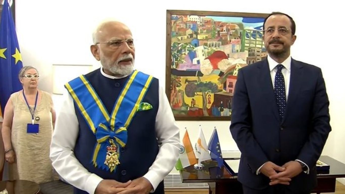 साइप्रस/नई दिल्ली। भारत के प्रधानमंत्री नरेंद्र मोदी को सोमवार को साइप्रस के सर्वोच्च नागरिक सम्मान 'ग्रैंड क्रॉस ऑफ द ऑर्डर ऑफ मकारियोस तृतीय' से सम्मानित किया गया। यह सम्मान उन्हें द्विपक्षीय रिश्तों को मजबूत करने और वैश्विक मंचों पर भारत की सक्रिय भूमिका के लिए प्रदान किया गया है। यह पुरस्कार साइप्रस के राष्ट्रपति निकोस क्रिस्टोडौलिडेस ने भव्य समारोह में प्रधानमंत्री मोदी को प्रदान किया। पीएम मोदी बोले – “बहुत खुश हूं, यह भारत-साइप्रस मित्रता का प्रतीक” सम्मान प्राप्त करने के बाद प्रधानमंत्री मोदी ने कहा: “मैं साइप्रस के ‘ग्रैंड क्रॉस ऑफ द ऑर्डर ऑफ मकारियोस तृतीय’ सम्मान को प्राप्त करके बहुत खुश हूं। मैं इसे 140 करोड़ भारतीयों और भारत-साइप्रस की मजबूत दोस्ती को समर्पित करता हूं।” उन्होंने आगे कहा कि भारत और साइप्रस की मित्रता “भरोसे, साझेदारी और साझा मूल्यों पर आधारित है”। मकारियोस तृतीय सम्मान: एक ऐतिहासिक प्रतीक यह पुरस्कार साइप्रस के पहले राष्ट्रपति, आर्चबिशप मकारियोस तृतीय के नाम पर रखा गया है, जिन्हें राष्ट्रनिर्माता के रूप में सम्मानित किया जाता है। यह सम्मान उन वैश्विक नेताओं को दिया जाता है जिन्होंने साइप्रस के साथ द्विपक्षीय रिश्तों को मजबूती दी हो। विदेश मंत्रालय ने कहा – “स्थायी साझेदारी का प्रतीक” भारत के विदेश मंत्रालय ने 'X' (पूर्व ट्विटर) पर पोस्ट कर कहा: “राष्ट्रपति क्रिस्टोडौलिडेस द्वारा प्रधानमंत्री मोदी को 'ग्रैंड क्रॉस ऑफ द ऑर्डर ऑफ मकारियोस तृतीय' से सम्मानित किया गया। यह भारत-साइप्रस की स्थायी साझेदारी और साझा समृद्धि के लिए काम करने की प्रतिबद्धता को दर्शाता है।” तीन देशों की विदेश यात्रा पर हैं प्रधानमंत्री प्रधानमंत्री मोदी तीन देशों की यात्रा के पहले चरण में साइप्रस पहुंचे हैं। इसके बाद वह कनाडा जाएंगे, जहां वे G7 शिखर सम्मेलन में भाग लेंगे। फिर वह क्रोएशिया की यात्रा पर रवाना होंगे। मोदी ने कहा कि भारत साइप्रस के साथ मिलकर “एक शांतिपूर्ण, स्थिर और सुरक्षित विश्व” के निर्माण के लिए लगातार कार्य करता रहेगा।
