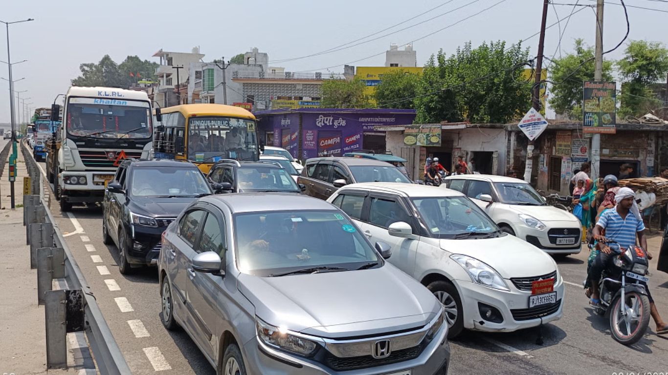 Uttarakhand Heavy traffic jam on Haridwar-Roorkee highway, passengers sweating due to heat