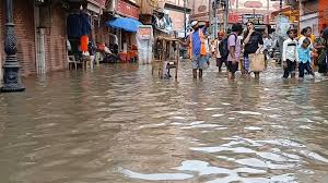 People seen in fun amid terrible floods in Prayagraj, who danced: An example of fun in the spirit of Benares